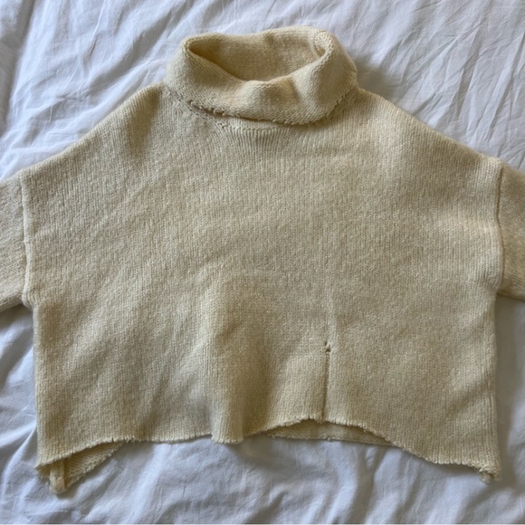 UO Distressed Cropped Sweater - Picture 2 of 4